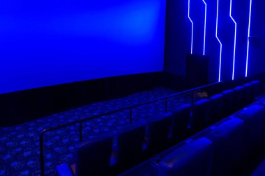 Mavi ışık ile boş sinema salonu