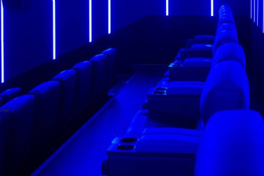 Mavi ışık ile boş sinema salonu