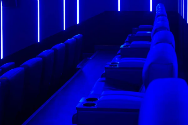 青色光と空の映画館ホール — ストック写真