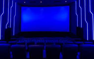 Mavi ışık ile boş sinema salonu