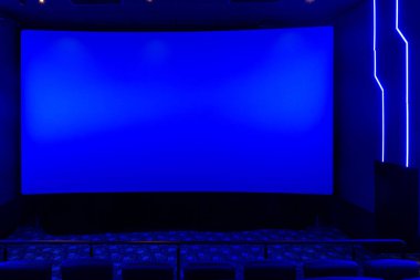 Mavi ışık ile boş sinema salonu