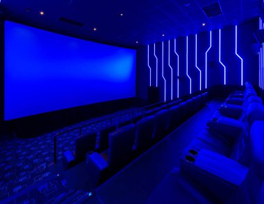 Mavi ışık ile boş sinema salonu
