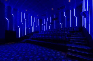 Mavi ışık ile boş sinema salonu