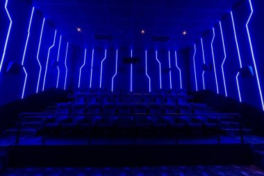 Mavi ışık ile boş sinema salonu