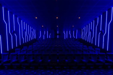 Mavi ışık ile boş sinema salonu