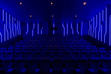Mavi ışık ile boş sinema salonu