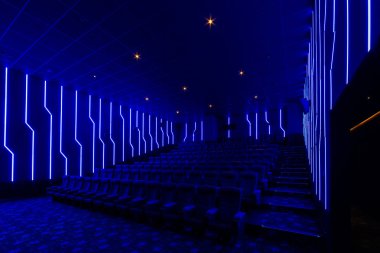 Mavi ışık ile boş sinema salonu