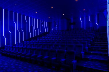 Mavi ışık ile boş sinema salonu