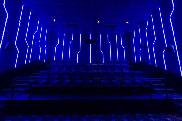 青色光と空の映画館ホール — ストック写真