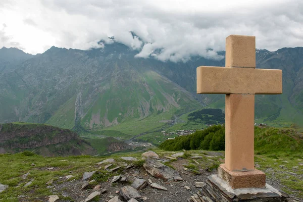Cruz Una Pirámide Piedras Monte Kazbek Fondo Cerca Iglesia Trinidad — Foto de Stock