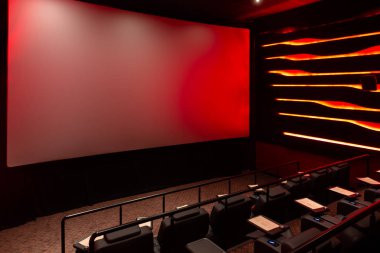 Kırmızı ışık ile boş sinema salonu