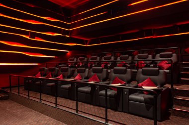 Kırmızı ışık ile boş sinema salonu