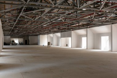 Evin tavan yapım aşamasında. Büyük bitmemiş mansard iç. 