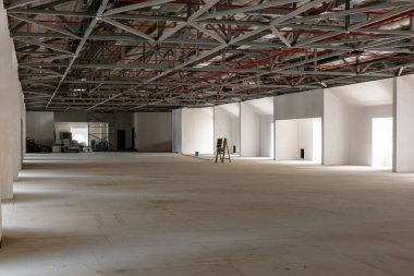 Evin tavan yapım aşamasında. Büyük bitmemiş mansard iç. 