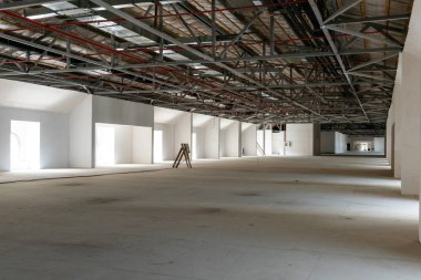 Evin tavan yapım aşamasında. Büyük bitmemiş mansard iç. 