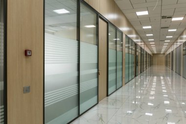Büyük boş ofis koridor