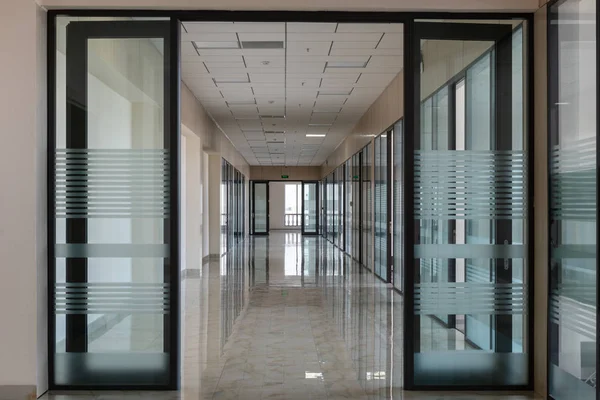 Büyük boş ofis koridor