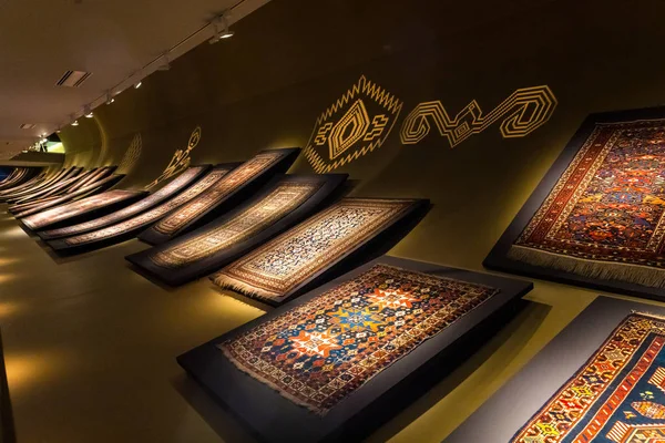 Bakü Azerbaycan 20 Şubat 2019: Bakü Azerbaycan halı Müzesi. Halı tasarım halının arka plan. Dekoratif Halı sergi salonu Bakü halı Müzesi. Halı meseum halı desen görünüm doku 