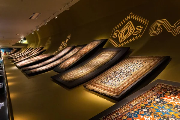 Bakü Azerbaycan 20 Şubat 2019: Bakü Azerbaycan halı Müzesi. Halı tasarım halının arka plan. Dekoratif Halı sergi salonu Bakü halı Müzesi. Halı meseum halı desen görünüm doku 