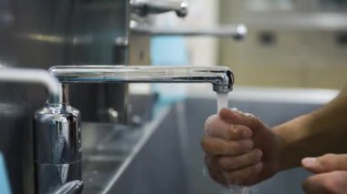 Doktor cerrah ameliyathane operasyondan önce el yıkama