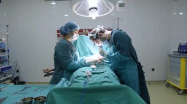 Cerrahlar ekibi modern bir klinikte çalışıyor. Cerrahi tedavi konsepti.