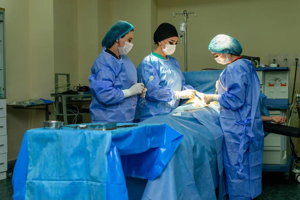 Χειρουργική Ομάδα Που Εκτελεί Χειρουργική Επέμβαση Γιατρός Κάνει Εγχείρηση Χρησιμοποιώντας — Φωτογραφία Αρχείου