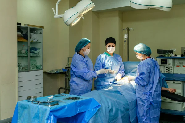 Műtéti Beavatkozás Végző Csapat Sterilizált Berendezéssel Műtétet Végző Orvos Nőgyógyászati — Stock Fotó