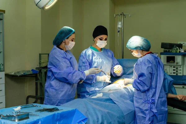 Cerrahi Operasyon Yapan Cerrahi Ekip Doktor Steril Ize Ekipman Kullanarak — Stok fotoğraf