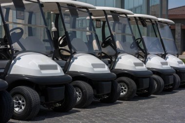 Güneşli bir günde üst üste açık havada Golf arabaları 