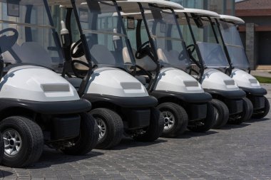 Güneşli bir günde üst üste açık havada Golf arabaları 