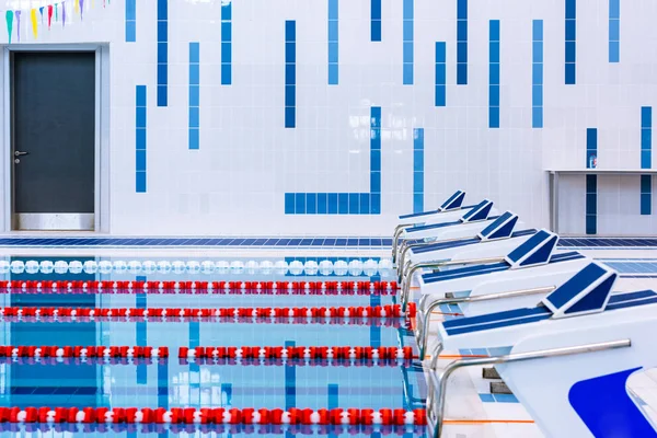 Schwimmbad Mit Markierten Roten Und Weißen Bahnen Leeres Schwimmbad Ohne — Stockfoto