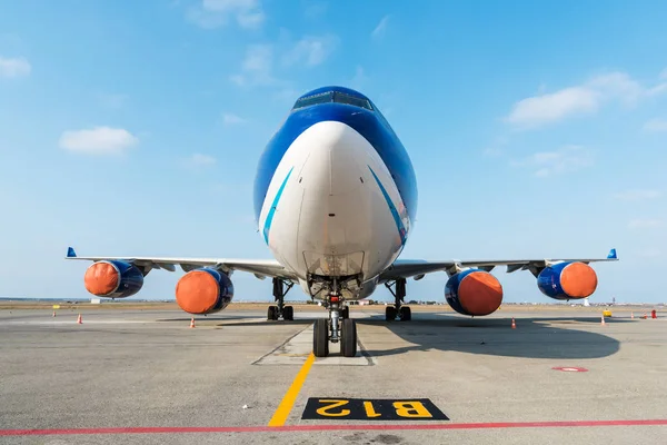 Modern Utasszállító Repülőgépek Zárt Motorral Repülőtéren — Stock Fotó