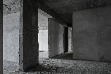 İçi tamamlanmamış bina. Apartmanda tamirat var. Geniş bir oda, pencerelerden gelen doğal ışıkla aydınlatılmış..