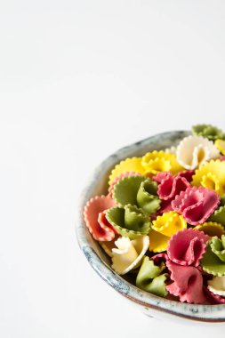 Çok renkli makarna çeşitleri. Çocuklar için lezzetli akşam yemeği. Makarna tekne. Beyaz arka plan