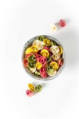 Çok renkli makarna çeşitleri. Çocuklar için lezzetli akşam yemeği. Makarna tekne. Beyaz arka plan