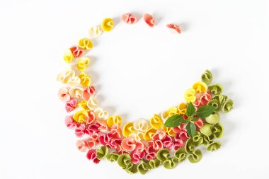 Çok renkli makarna çeşitleri. Çocuklar için lezzetli akşam yemeği. Makarna tekne. Beyaz arka plan