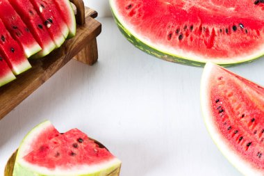 Beyaz bir arka plan üzerinde taze karpuz. Metin için yer