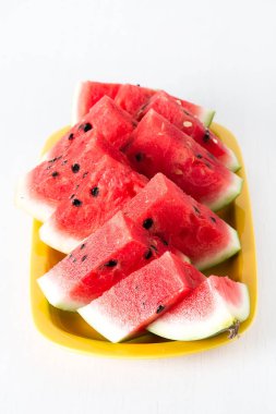 Beyaz bir arka plan üzerinde taze karpuz. Metin için yer