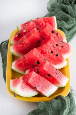 Beyaz bir arka plan üzerinde taze karpuz. Metin için yer