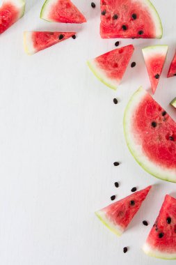 Beyaz bir arka plan üzerinde taze karpuz. Metin için yer
