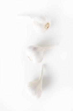 Beyaz bir arka planda sarımsak. Gıda kavramı