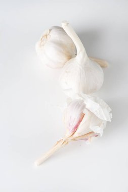 Beyaz bir arka planda sarımsak. Gıda kavramı