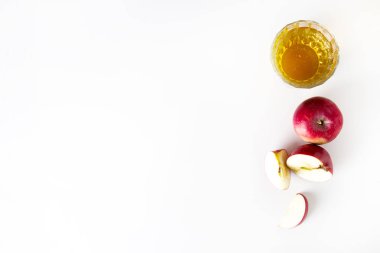 Beyaz bir arka plan üzerinde taze elma suyu. Gıda kavramı