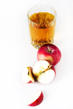 Beyaz bir arka plan üzerinde taze elma suyu. Gıda kavramı