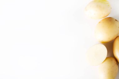 Beyaz bir arka plan üzerinde patates. Gıda kavramı