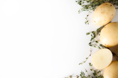 Beyaz zemin üzerinde bir kekik ile patates. Gıda kavramı