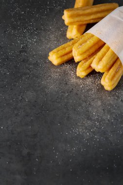 Geleneksel Meksika tatlı churro çikolata sos ile. Koyu arka plan