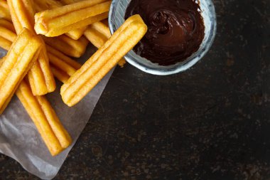 Geleneksel Meksika tatlı churro çikolata sos ile. Koyu arka plan