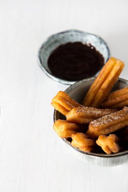 Geleneksel Meksika tatlı churro çikolata sos ile. Beyaz arka plan