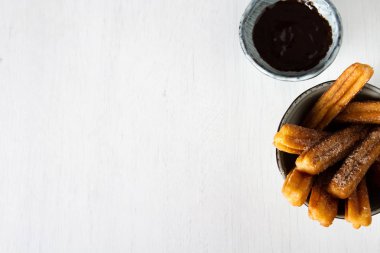 Geleneksel Meksika tatlı churro çikolata sos ile. Beyaz arka plan